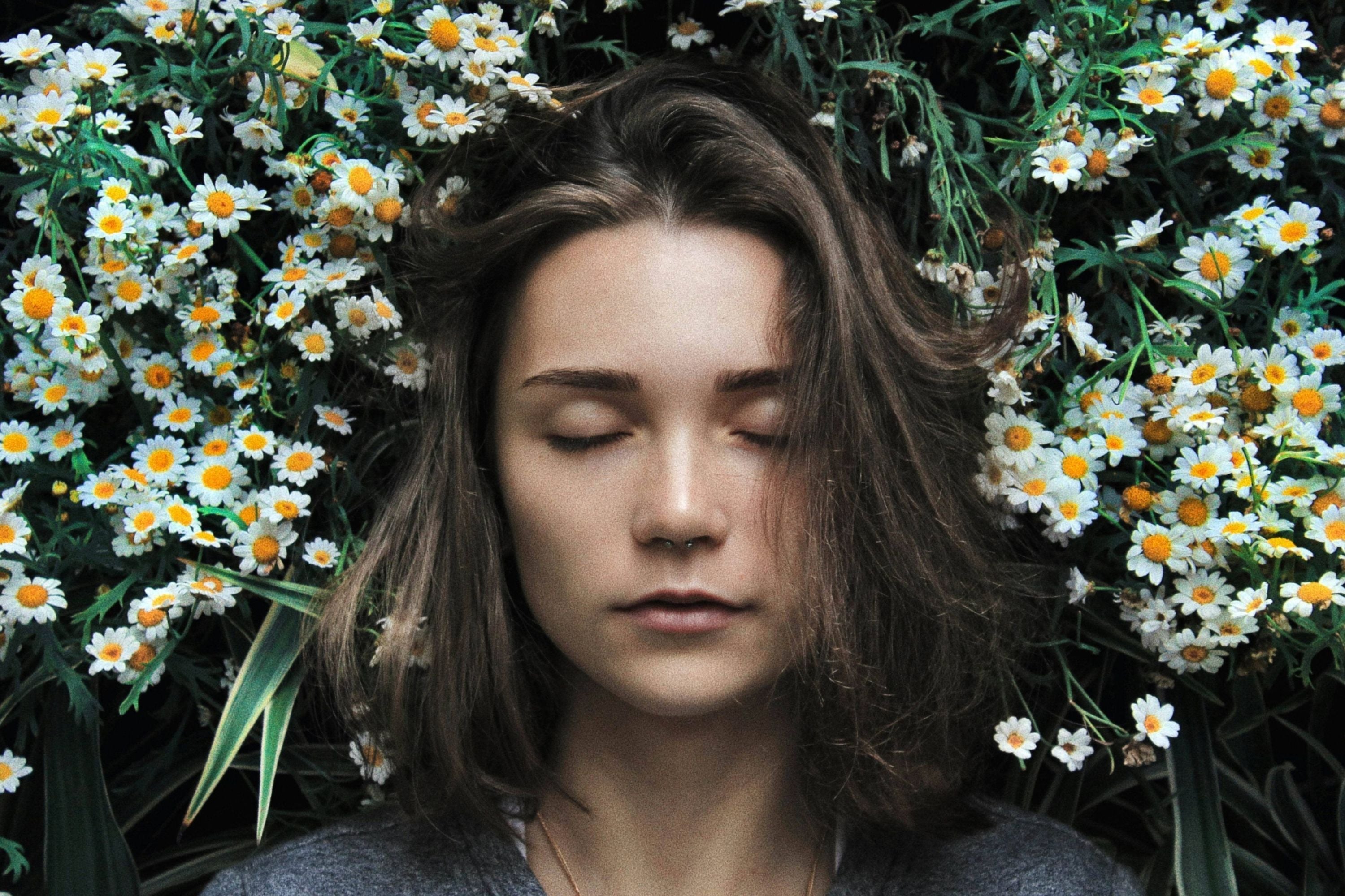 Femme endormie dans des pâquerettes