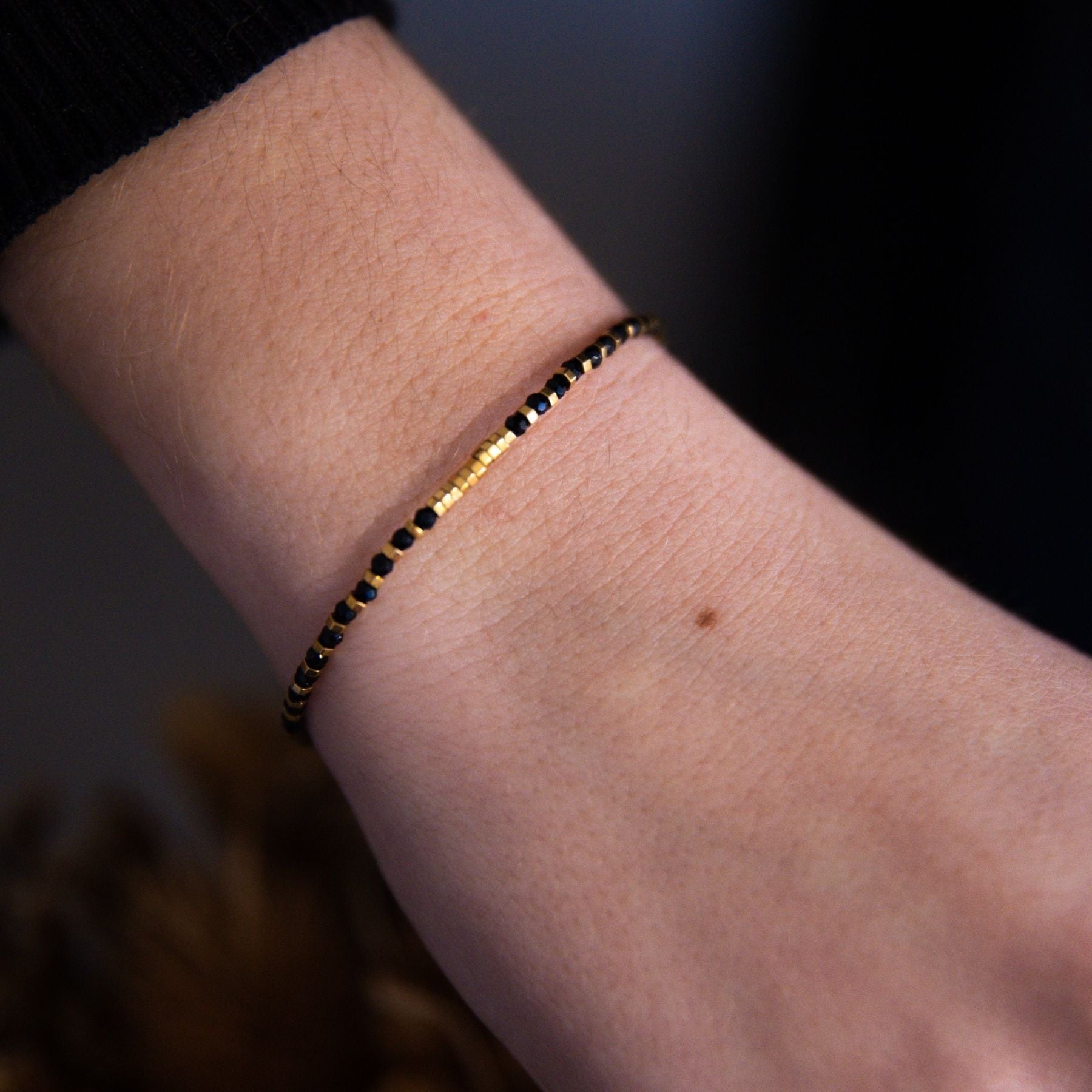 Bracelet fin en Agate noire et Hématite dorée