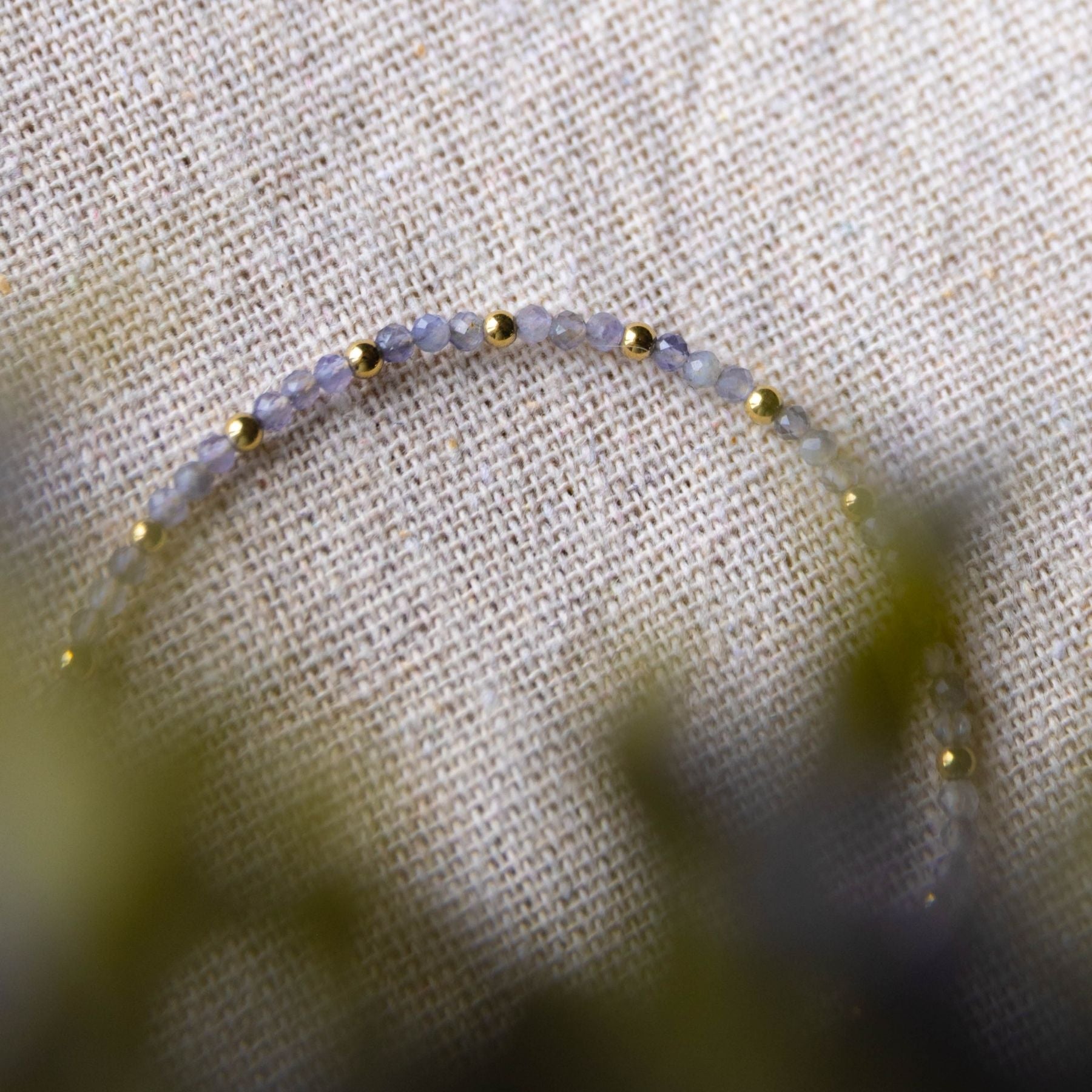 Bracelet fin en Iolite et Hématite