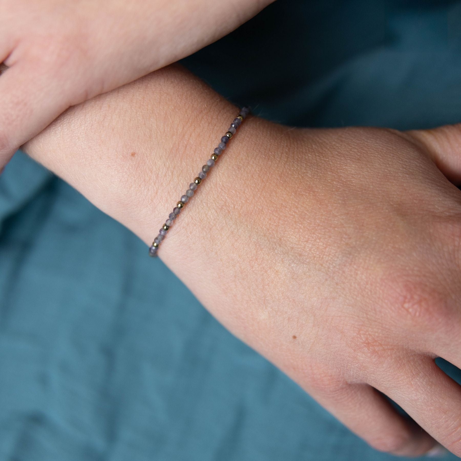 Bracelet fin en Iolite et Hématite