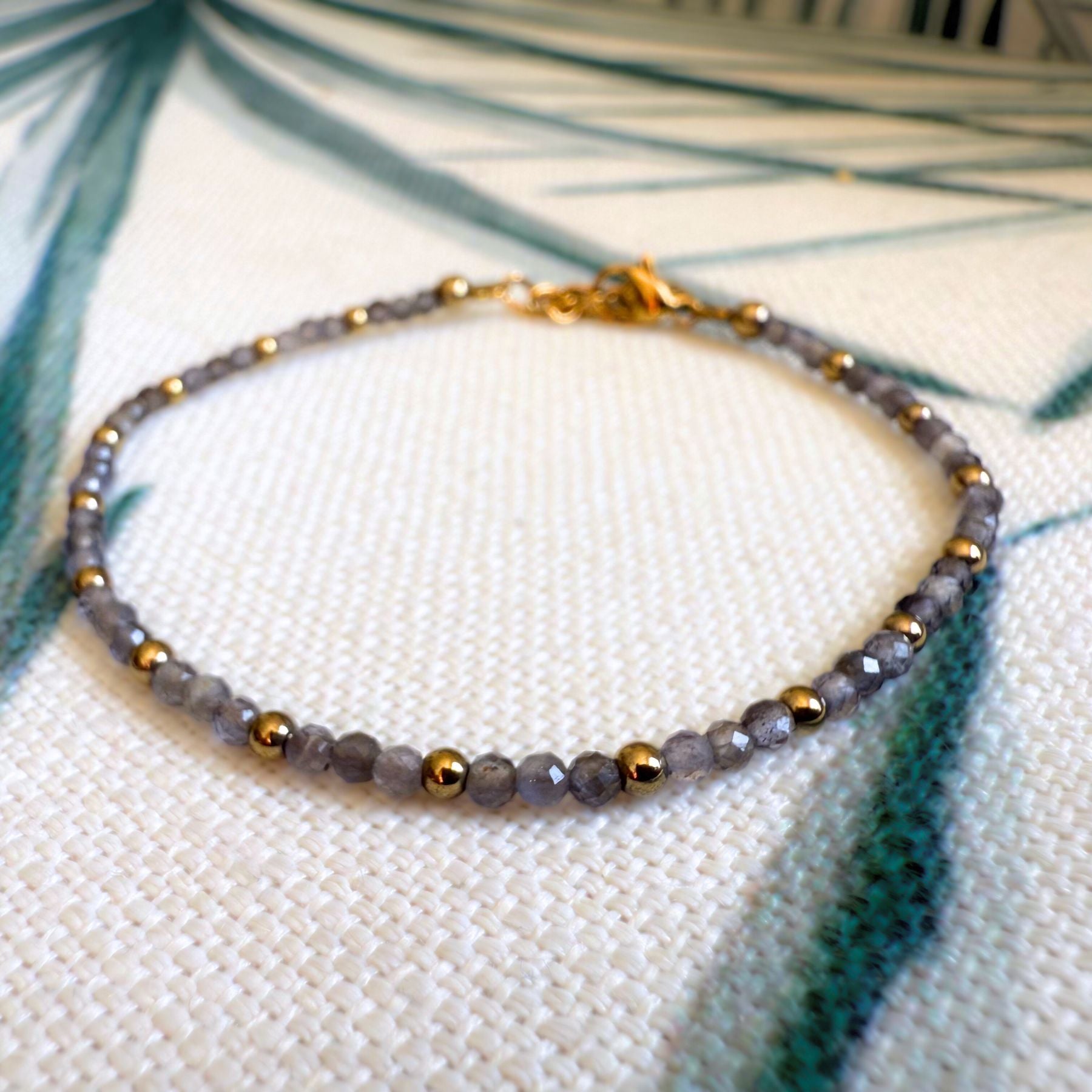 Bracelet fin en Iolite et Hématite