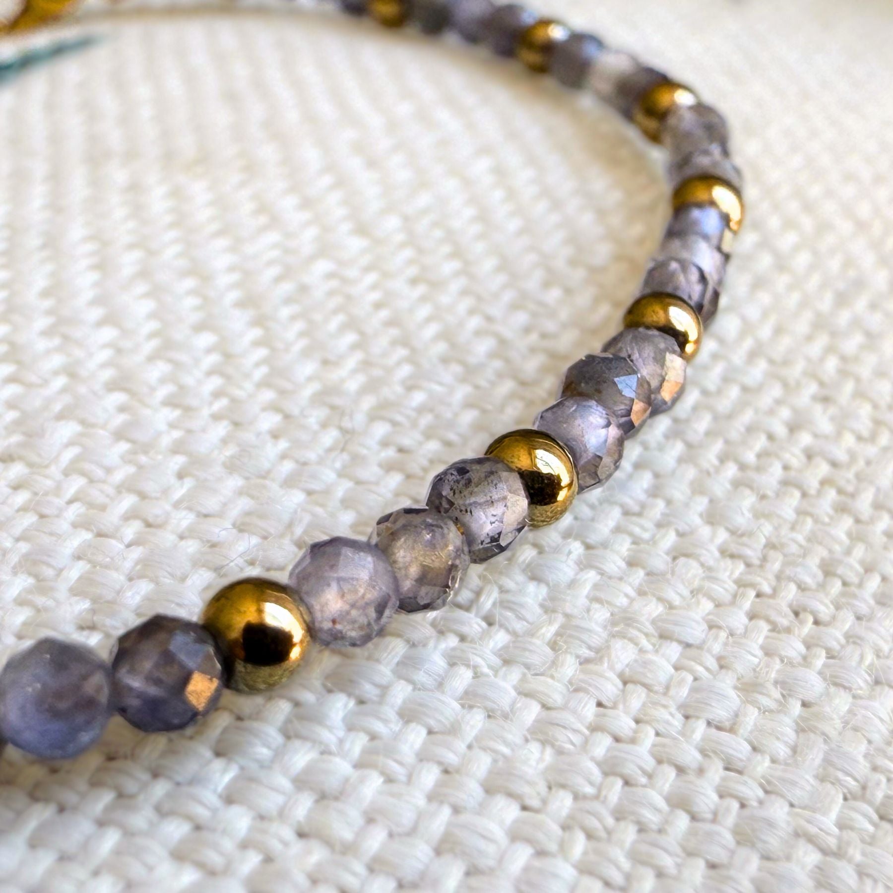 Bracelet fin en Iolite et Hématite