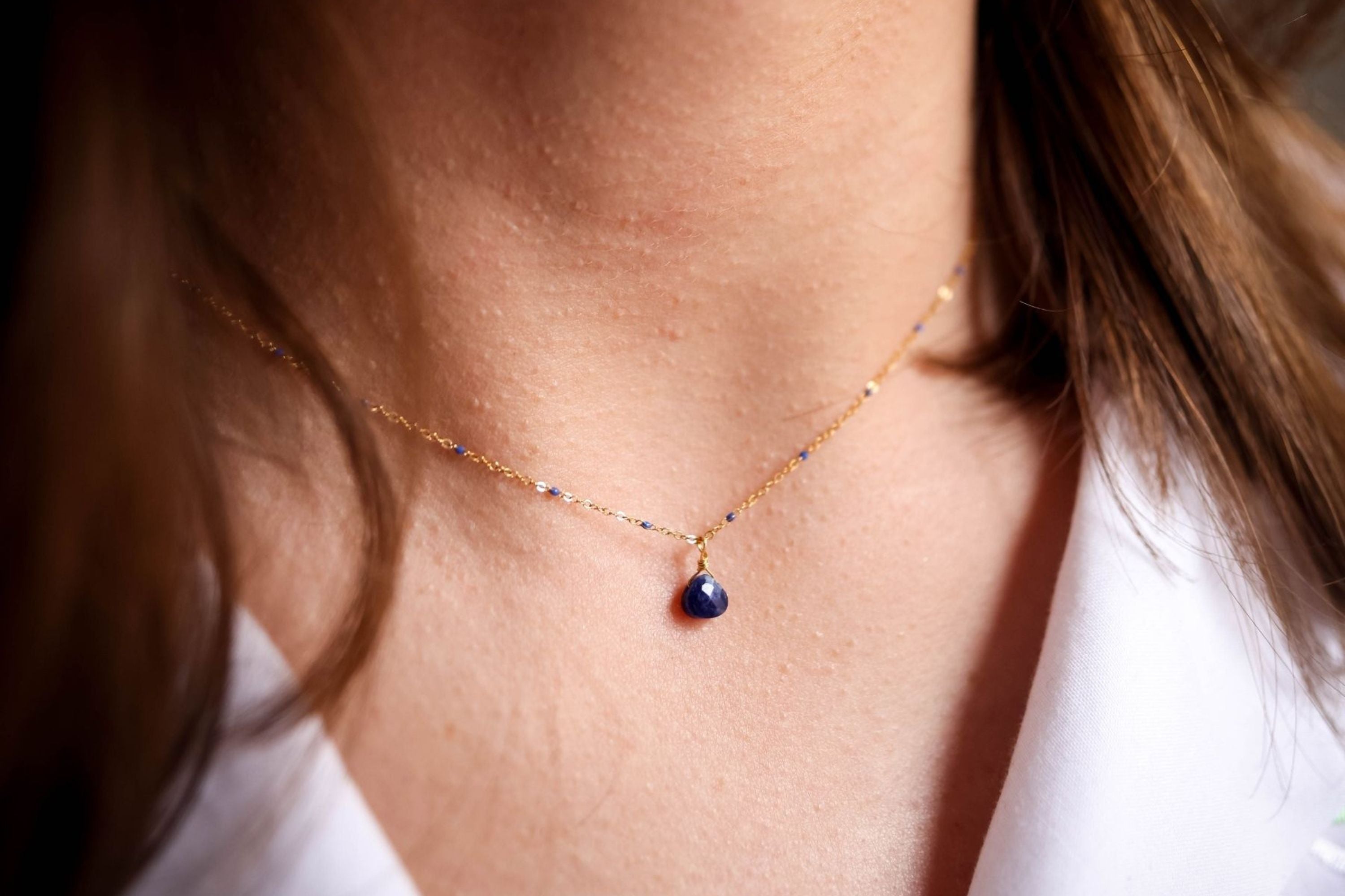 collier en lapis-lazuli emalaya porté autour du cou d'une femme
