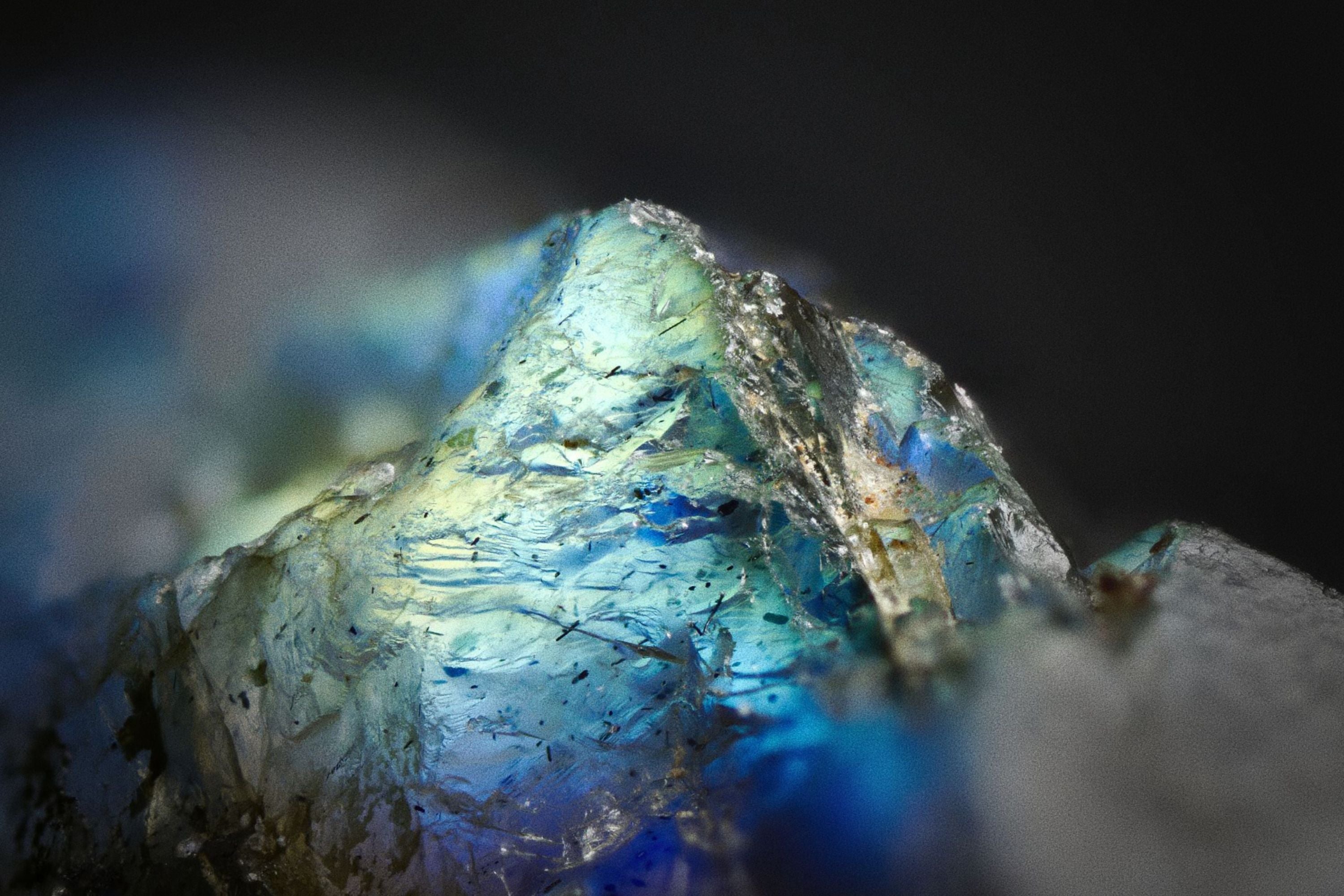 Labradorite : Propriétés, Bienfaits, Vertus Curatives et Utilisations en Lithothérapie