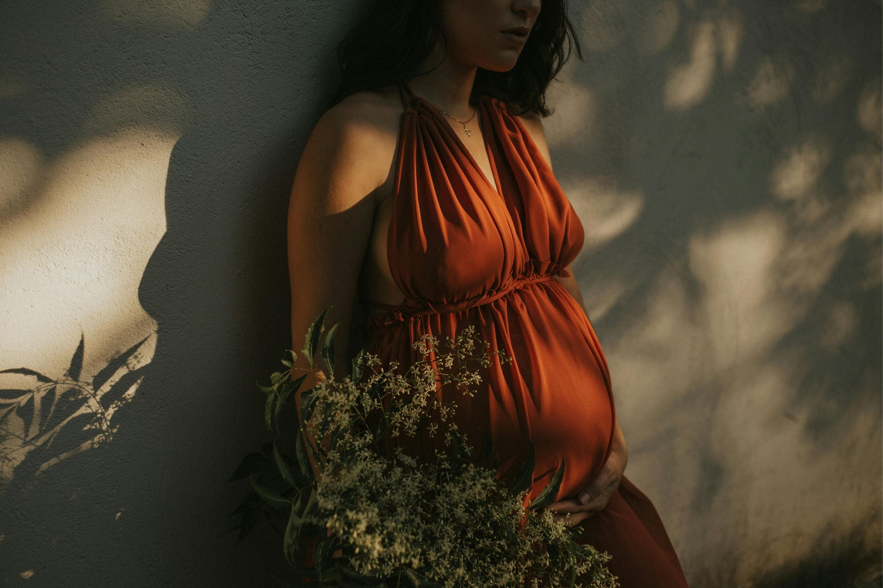 Femme enceinte contre un mur