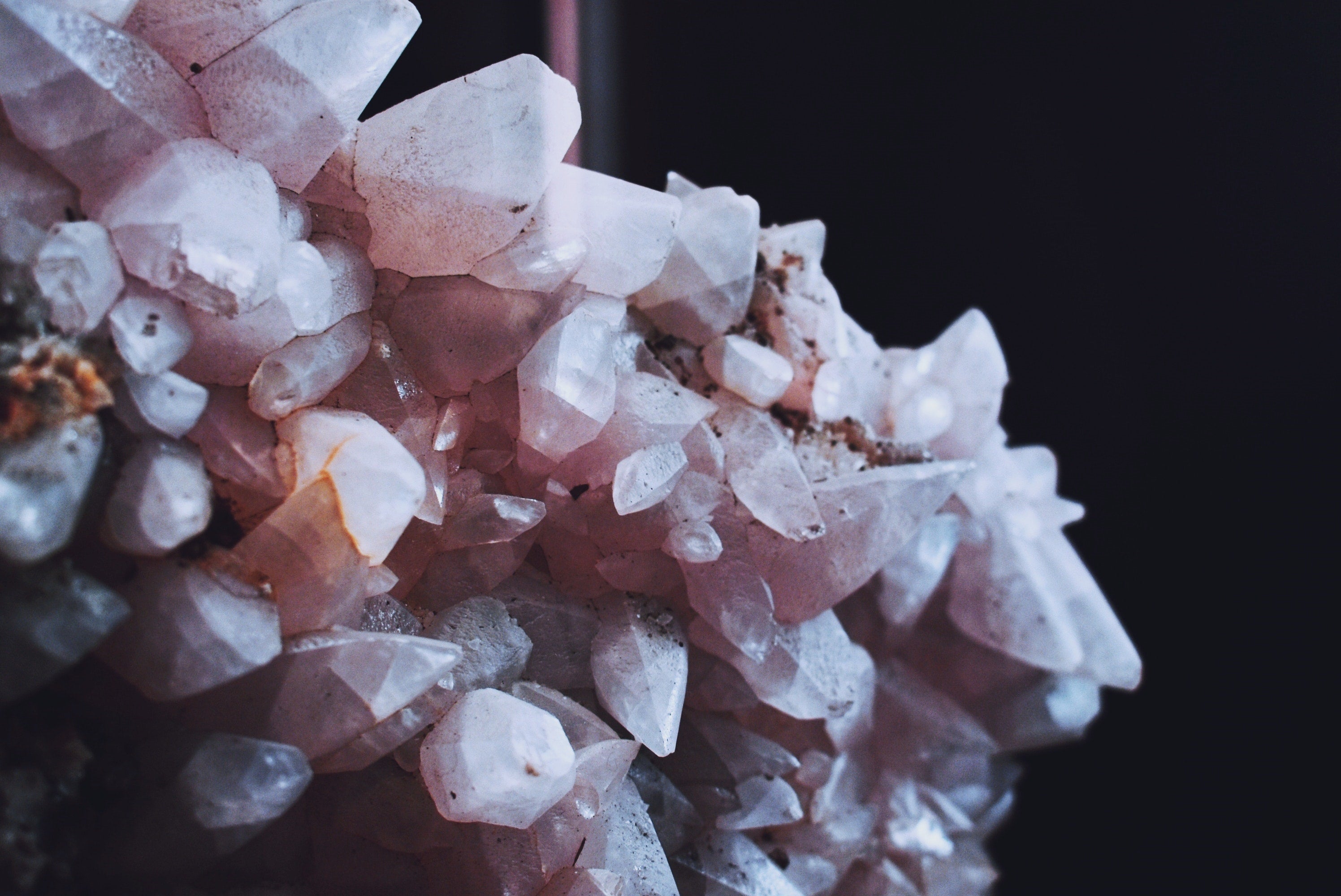 Signification du Quartz Rose : Propriétés curatives et usages quotidiens