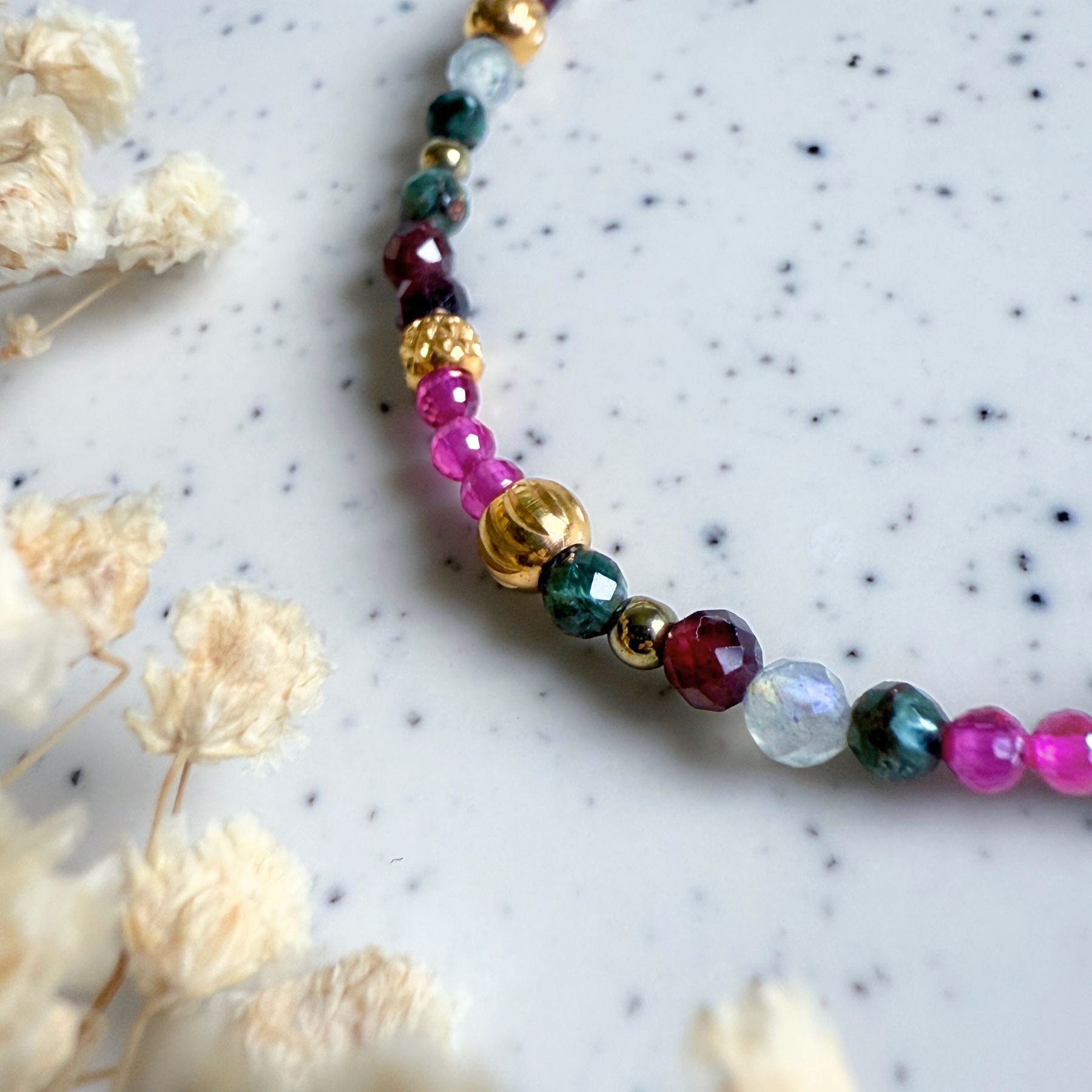 Bracelet en Grenat, Séraphinite, Rubellite et Labradorite