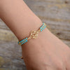 bracelet wrap "chakra racine" en turquoise au poignet