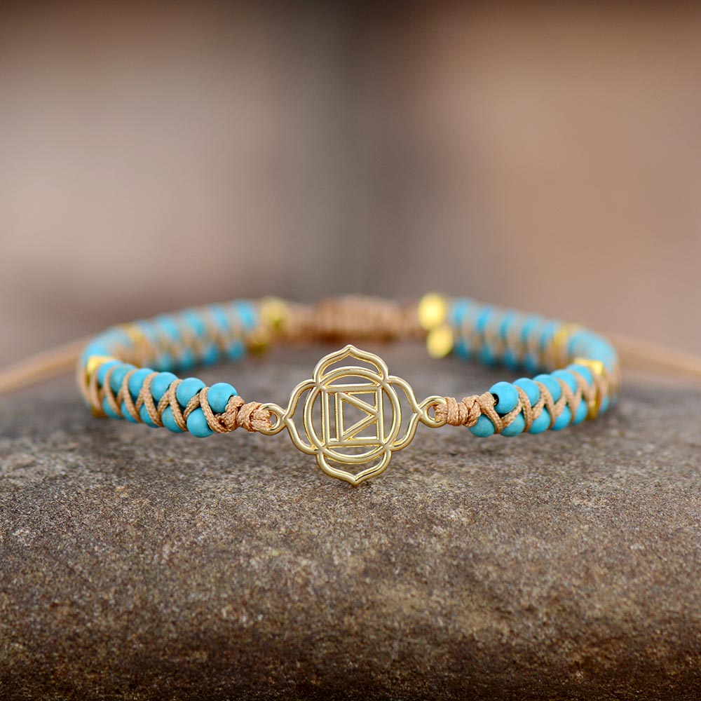 bracelet wrap "chakra racine" en turquoise vue de face
